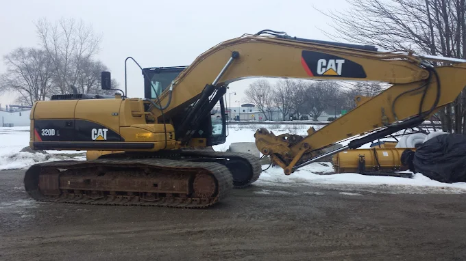 Cat 320D excavator with hydraulic thumb in winter